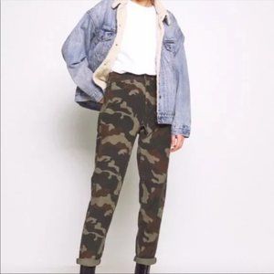 American Eagle Corduroy Green & Brown Camouflage Print Mom Jean pants Women